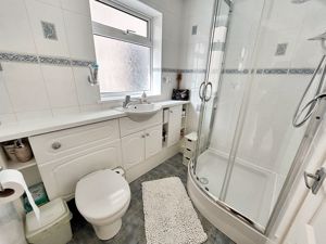 Shower room- click for photo gallery